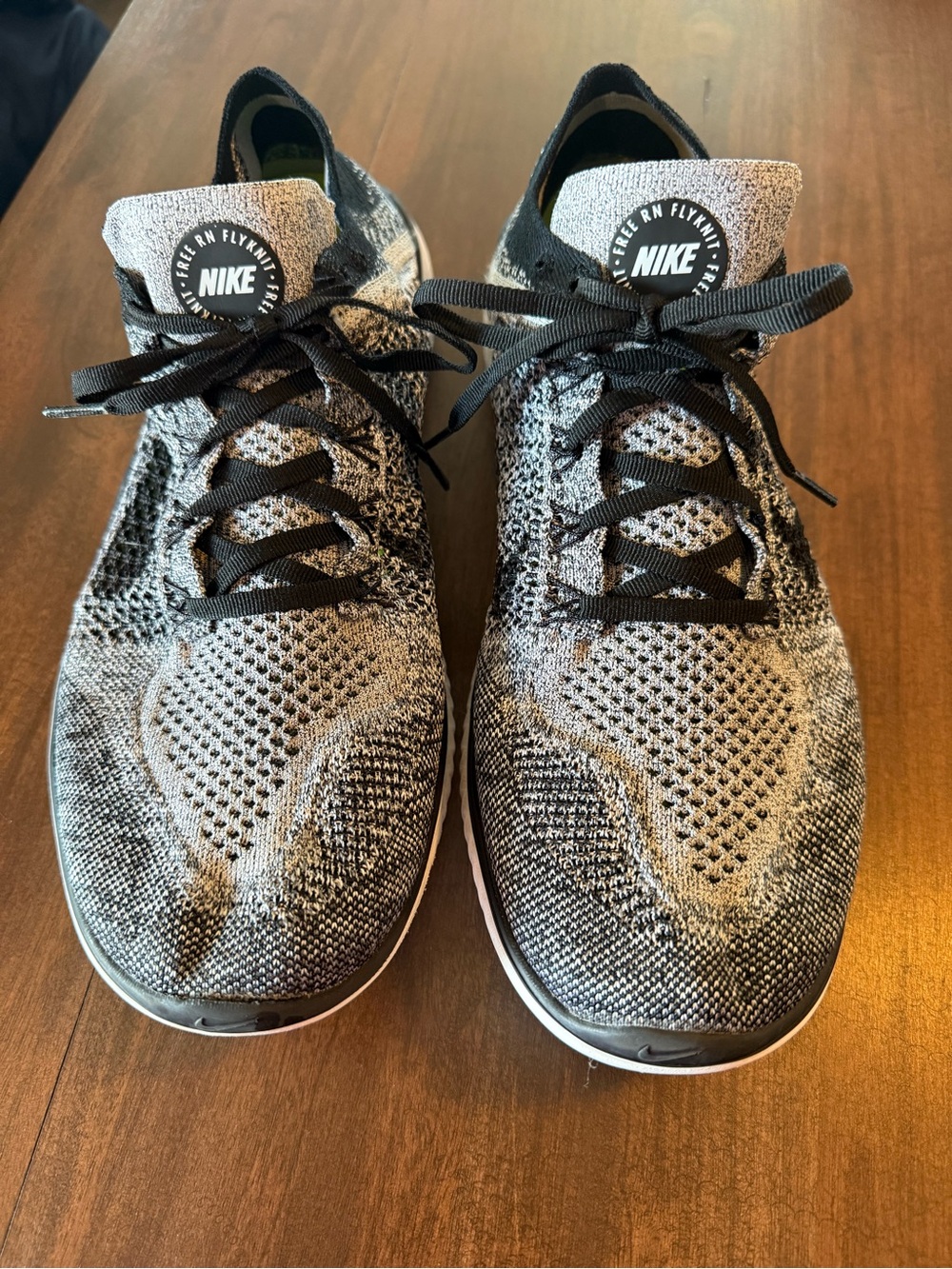 Nike Flyknit Low-Top Sneakers - Black & Gray